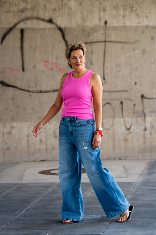 Geripptes Tanktop “TILDA” (SE48)  /  Jeans “KALEA” – middle blue (ER16)