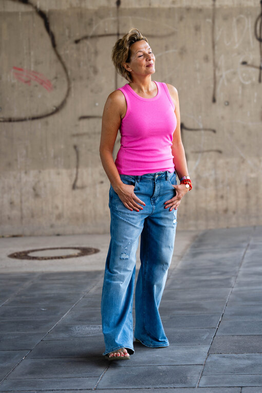 Geripptes Tanktop “TILDA” (SE48)  /  Jeans “KALEA” – middle blue (ER16)