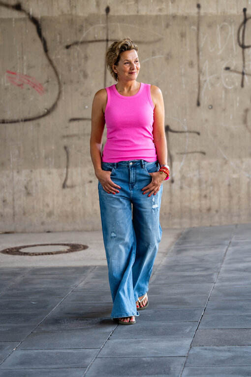 Geripptes Tanktop “TILDA” (SE48)  /  Jeans “KALEA” – middle blue (ER16)