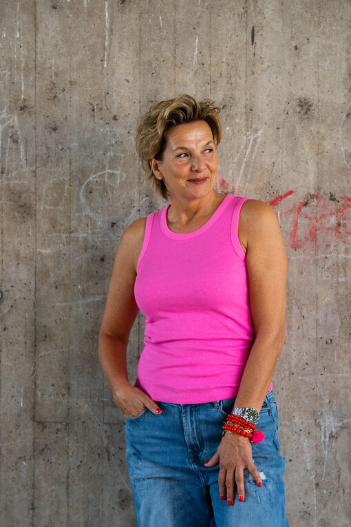 Geripptes Tanktop “TILDA” (SE48)  /  Jeans “KALEA” – middle blue (ER16)