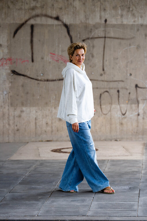 Statement Hoodie “LESLEY” (10D52)/Jeans “KALEA” – middle blue (ER16)