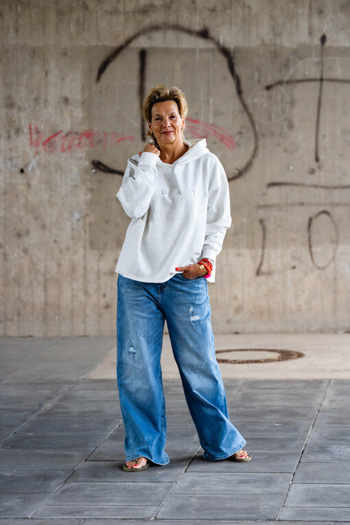 Statement Hoodie “LESLEY” (10D52)/Jeans “KALEA” – middle blue (ER16)