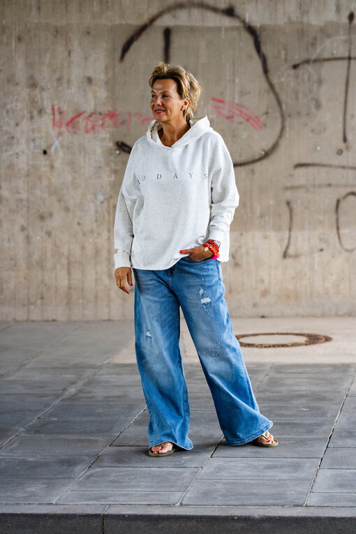 Statement Hoodie “LESLEY” (10D52)/Jeans “KALEA” – middle blue (ER16)
