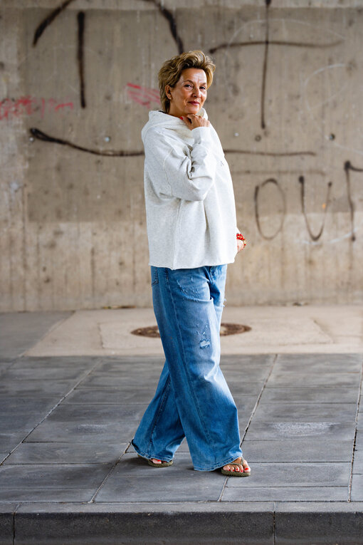Statement Hoodie “LESLEY” (10D52)/Jeans “KALEA” – middle blue (ER16)