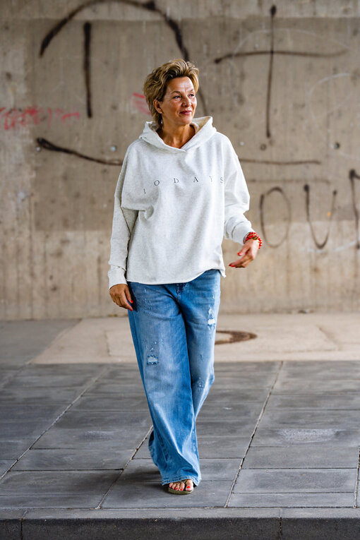 Statement Hoodie “LESLEY” (10D52)/Jeans “KALEA” – middle blue (ER16)