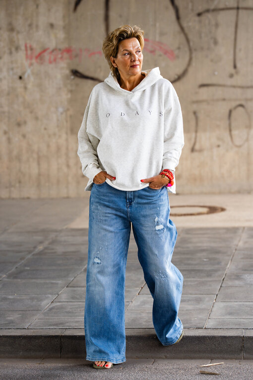 Statement Hoodie “LESLEY” (10D52)/Jeans “KALEA” – middle blue (ER16)