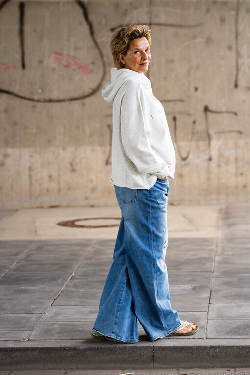 Statement Hoodie “LESLEY” (10D52)/Jeans “KALEA” – middle blue (ER16)