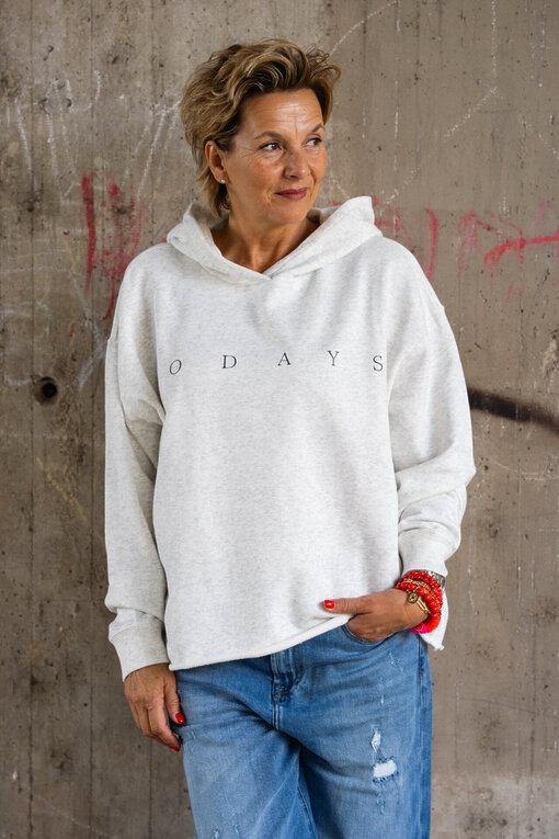 Statement Hoodie “LESLEY” (10D52)/Jeans “KALEA” – middle blue (ER16)