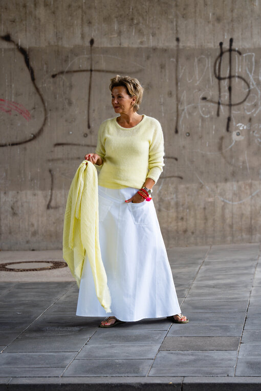 Feiner Strickpullover “PAULINA” pastel yellow (10D76)/High Waist Rock “SELINA” optic white (10D77) /Quadratischer Baumwollschal “KALILA” pastel yellow (10D07)