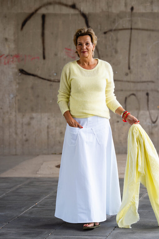 Feiner Strickpullover “PAULINA” pastel yellow (10D76)/High Waist Rock “SELINA” optic white (10D77) /Quadratischer Baumwollschal “KALILA” pastel yellow (10D07)