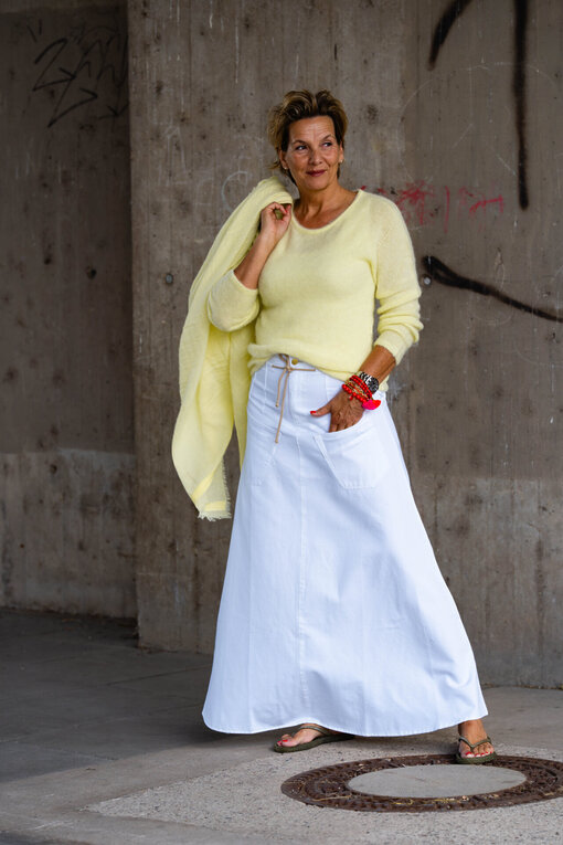 Feiner Strickpullover “PAULINA” pastel yellow (10D76)/High Waist Rock “SELINA” optic white (10D77) /Quadratischer Baumwollschal “KALILA” pastel yellow (10D07)