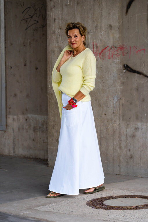 Feiner Strickpullover “PAULINA” pastel yellow (10D76)/High Waist Rock “SELINA” optic white (10D77) /Quadratischer Baumwollschal “KALILA” pastel yellow (10D07)
