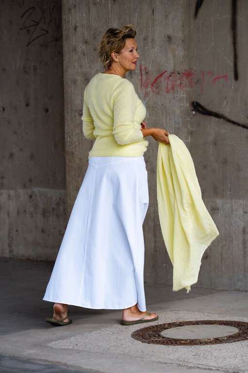 Feiner Strickpullover “PAULINA” pastel yellow (10D76)/High Waist Rock “SELINA” optic white (10D77) /Quadratischer Baumwollschal “KALILA” pastel yellow (10D07)