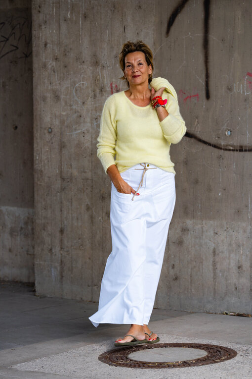 Feiner Strickpullover “PAULINA” pastel yellow (10D76)/High Waist Rock “SELINA” optic white (10D77) /Quadratischer Baumwollschal “KALILA” pastel yellow (10D07)