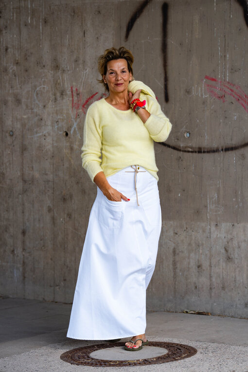 Feiner Strickpullover “PAULINA” pastel yellow (10D76)/High Waist Rock “SELINA” optic white (10D77) /Quadratischer Baumwollschal “KALILA” pastel yellow (10D07)