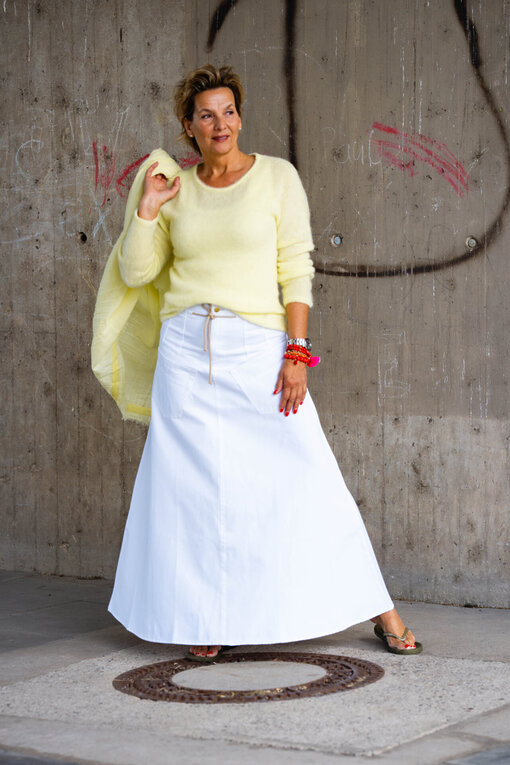 Feiner Strickpullover “PAULINA” pastel yellow (10D76)/High Waist Rock “SELINA” optic white (10D77) /Quadratischer Baumwollschal “KALILA” pastel yellow (10D07)