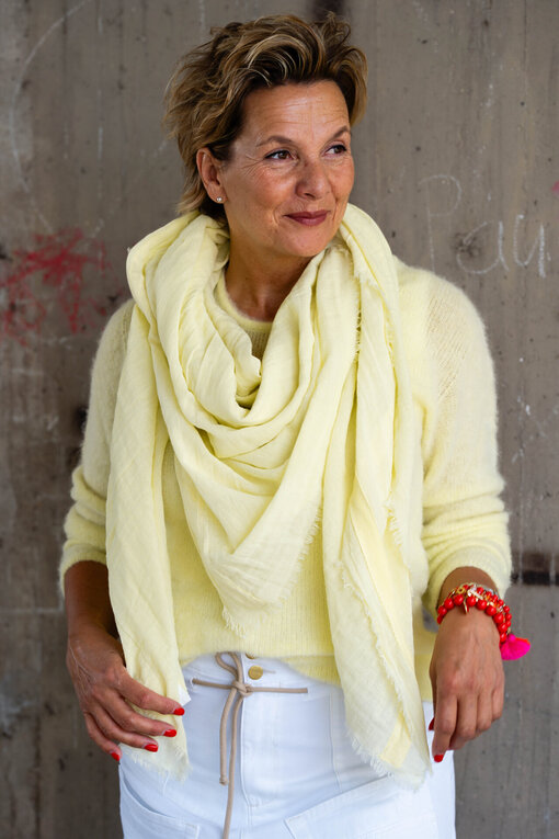 Feiner Strickpullover “PAULINA” pastel yellow (10D76)/High Waist Rock “SELINA” optic white (10D77) /Quadratischer Baumwollschal “KALILA” pastel yellow (10D07)