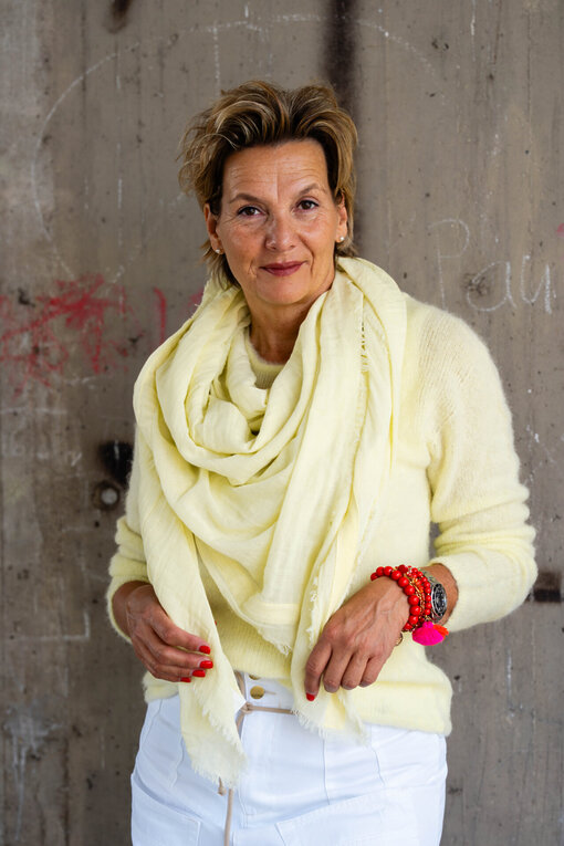 Feiner Strickpullover “PAULINA” pastel yellow (10D76)/High Waist Rock “SELINA” optic white (10D77) /Quadratischer Baumwollschal “KALILA” pastel yellow (10D07)
