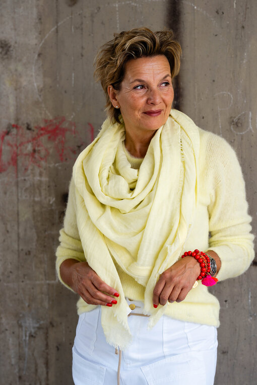 Feiner Strickpullover “PAULINA” pastel yellow (10D76)/High Waist Rock “SELINA” optic white (10D77) /Quadratischer Baumwollschal “KALILA” pastel yellow (10D07)