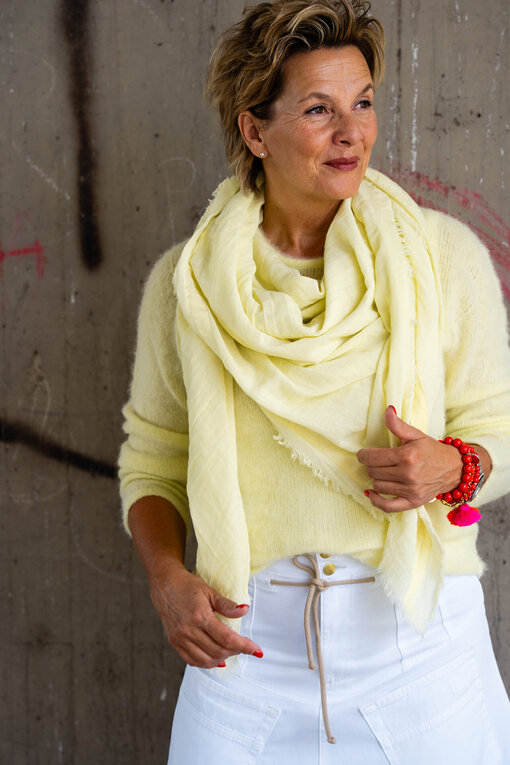 Feiner Strickpullover “PAULINA” pastel yellow (10D76)/High Waist Rock “SELINA” optic white (10D77) /Quadratischer Baumwollschal “KALILA” pastel yellow (10D07)