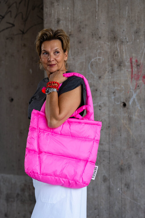 Puffer Bag “AMORA” vivid pink (SE47)/High Waist Rock “SELINA” optic white (10D77) /Raffiniertes Shirt “NOEMI” (10D69)