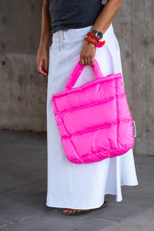 Puffer Bag “AMORA” vivid pink (SE47)/High Waist Rock “SELINA” optic white (10D77) /Raffiniertes Shirt “NOEMI” (10D69)