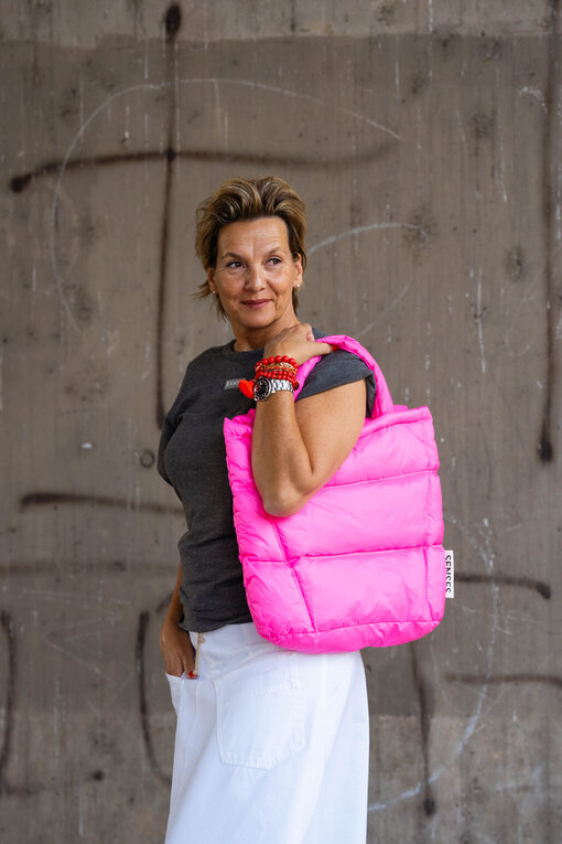 Puffer Bag “AMORA” vivid pink (SE47)/High Waist Rock “SELINA” optic white (10D77) /Raffiniertes Shirt “NOEMI” (10D69)