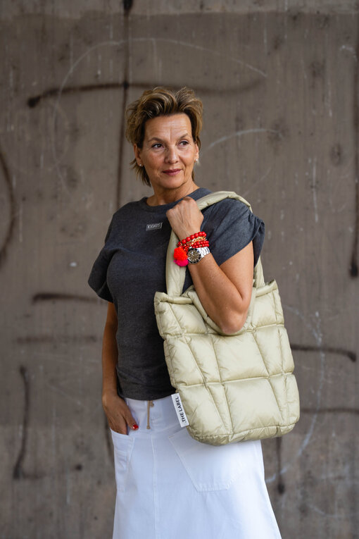 Puffer Bag “AMORA” light sage (SE47)/High Waist Rock “SELINA” optic white (10D77) /Raffiniertes Shirt “NOEMI” (10D69)