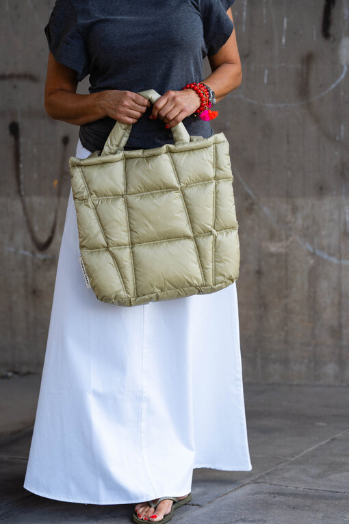 Puffer Bag “AMORA” light sage (SE47)/High Waist Rock “SELINA” optic white (10D77) /Raffiniertes Shirt “NOEMI” (10D69)