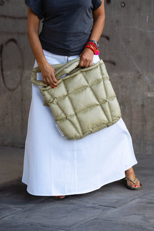Puffer Bag “AMORA” light sage (SE47)/High Waist Rock “SELINA” optic white (10D77) /Raffiniertes Shirt “NOEMI” (10D69)
