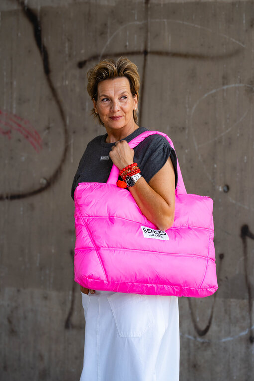 Weekend Puffer Bag “ALVA” vivid pink (SE43)/High Waist Rock “SELINA” optic white (10D77) /Raffiniertes Shirt “NOEMI” (10D69)