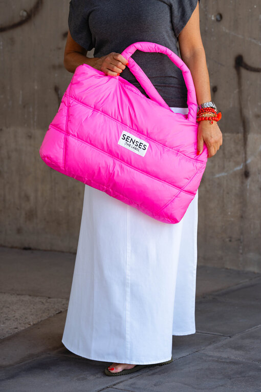 Weekend Puffer Bag “ALVA” vivid pink (SE43)/High Waist Rock “SELINA” optic white (10D77) /Raffiniertes Shirt “NOEMI” (10D69)