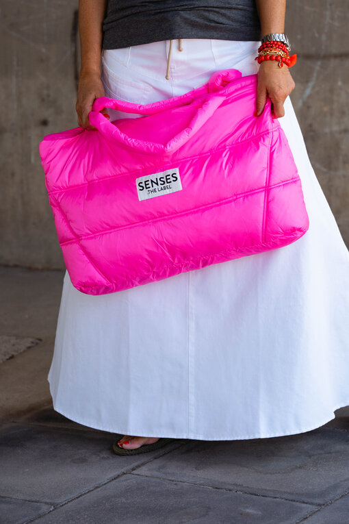Weekend Puffer Bag “ALVA” vivid pink (SE43)/High Waist Rock “SELINA” optic white (10D77) /Raffiniertes Shirt “NOEMI” (10D69)