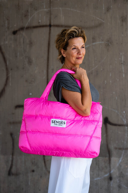 Weekend Puffer Bag “ALVA” vivid pink (SE43)/High Waist Rock “SELINA” optic white (10D77) /Raffiniertes Shirt “NOEMI” (10D69)