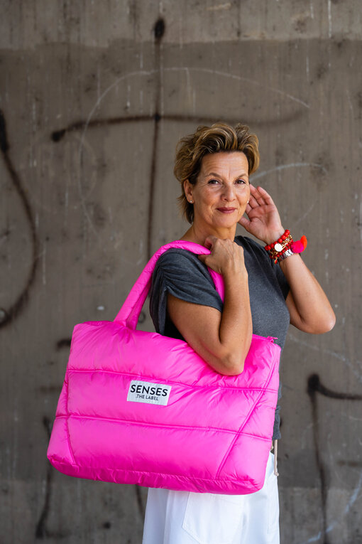 Weekend Puffer Bag “ALVA” vivid pink (SE43)/High Waist Rock “SELINA” optic white (10D77) /Raffiniertes Shirt “NOEMI” (10D69)