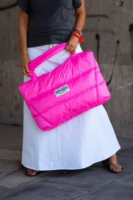 Weekend Puffer Bag “ALVA” vivid pink (SE43)/High Waist Rock “SELINA” optic white (10D77)
