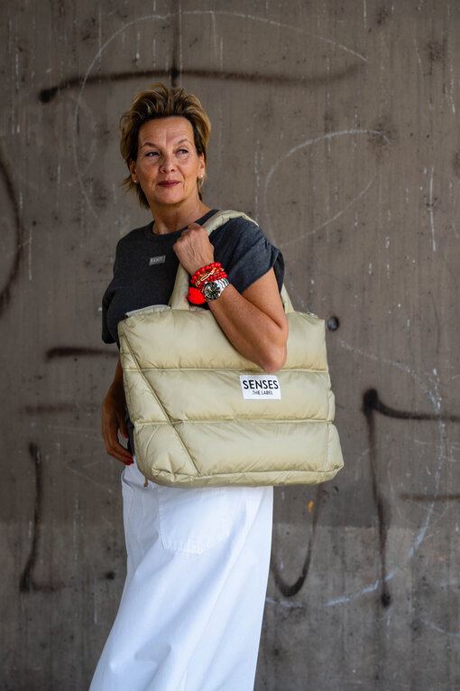Weekend Puffer Bag “ALVA” light sage (SE43)/High Waist Rock “SELINA” optic white (10D77) /Raffiniertes Shirt “NOEMI” (10D69)