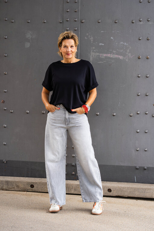 Lockeres Kurzarmshirt “LYRA” schwarz (BA20) / Weite Jeans “ALENA” light grey (H39)