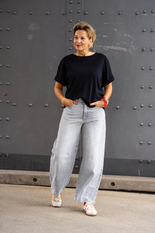 Lockeres Kurzarmshirt “LYRA” schwarz (BA20) / Weite Jeans “ALENA” light grey (H39)
