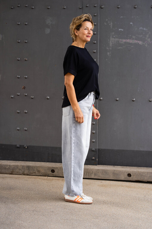 Lockeres Kurzarmshirt “LYRA” schwarz (BA20) / Weite Jeans “ALENA” light grey (H39)