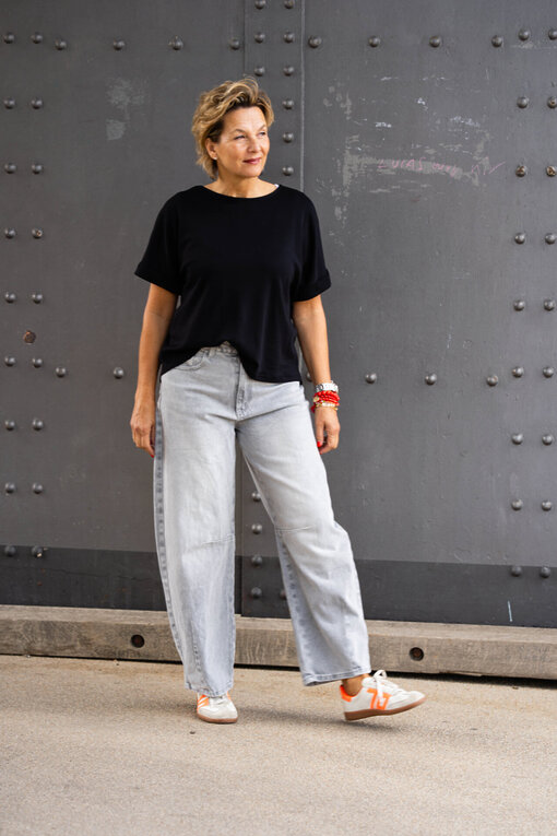Lockeres Kurzarmshirt “LYRA” schwarz (BA20) / Weite Jeans “ALENA” light grey (H39)