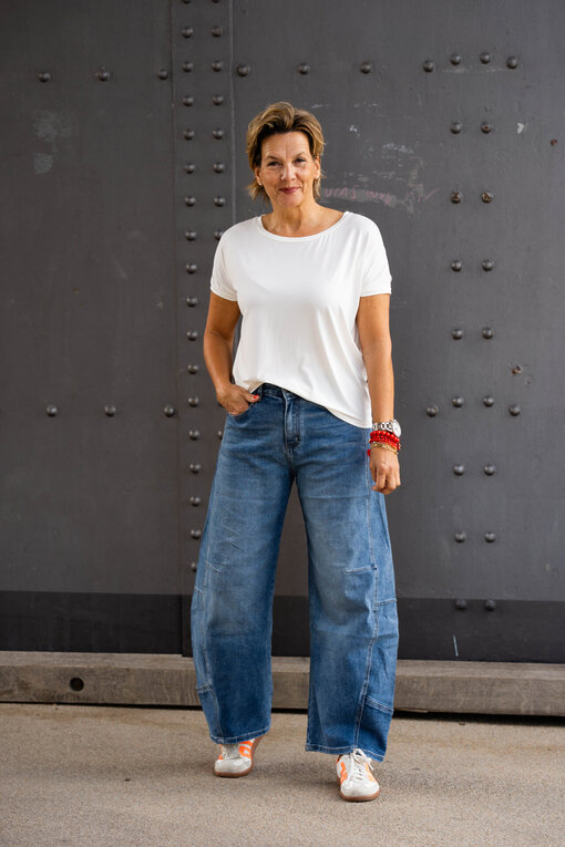 Kurzarmshirt “NOMENA” wollweiß (BA24)/ Lässige O-Shape Jeans “COREY” jeansblau (H45)
