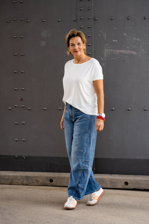 Kurzarmshirt “NOMENA” wollweiß (BA24)/ Lässige O-Shape Jeans “COREY” jeansblau (H45)