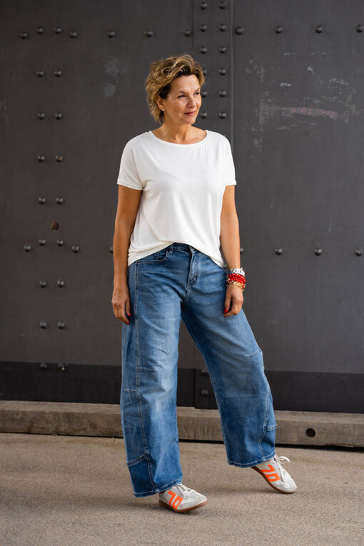 Kurzarmshirt “NOMENA” wollweiß (BA24)/ Lässige O-Shape Jeans “COREY” jeansblau (H45)