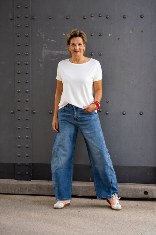 Kurzarmshirt “NOMENA” wollweiß (BA24)/ Lässige O-Shape Jeans “COREY” jeansblau (H45)