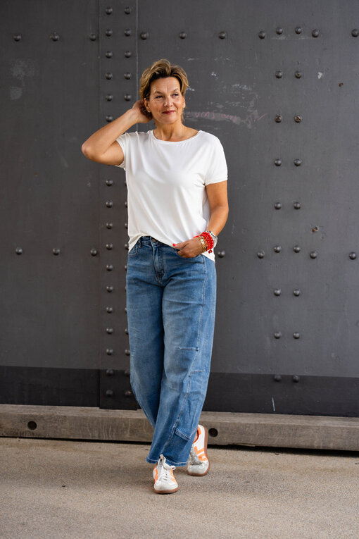 Kurzarmshirt “NOMENA” wollweiß (BA24)/ Lässige O-Shape Jeans “COREY” jeansblau (H45)