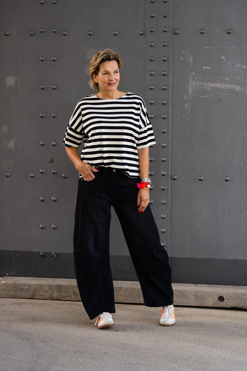 Trendiges Streifenshirt “BRITE” creme/schwarz (BA58)/Weite O-Shape Jeans “ALEXIA” black (H32)