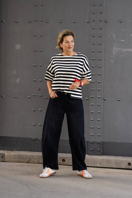 Trendiges Streifenshirt “BRITE” creme/schwarz (BA58)/Weite O-Shape Jeans “ALEXIA” black (H32)
