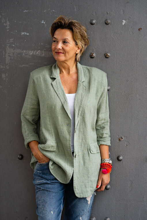 Oversized Leinenblazer “VIOLA” khaki (GW62) / Jeans “ZIVA” – engine grey (ER85)