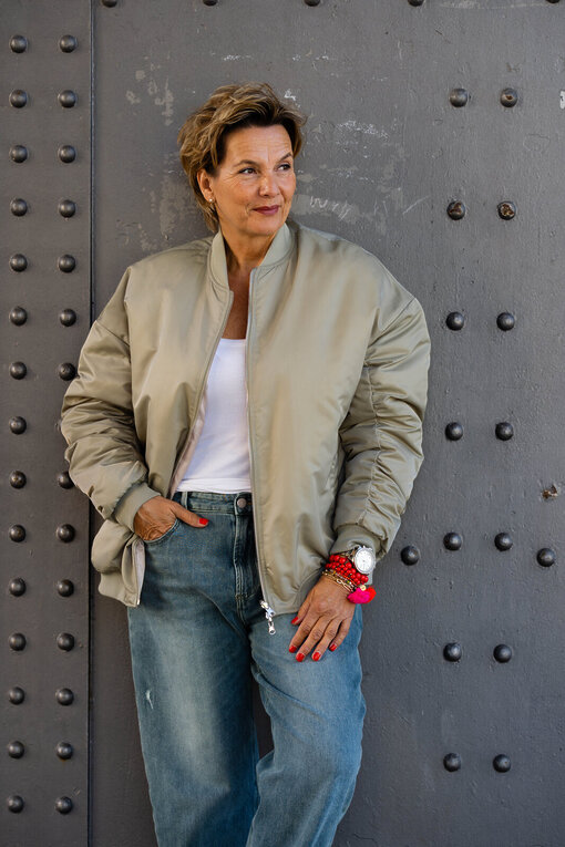 Wende Bomberjacke “CASARA” light khaki (GW31) / Jeans “YOANA” – sky grey blue (ER63)